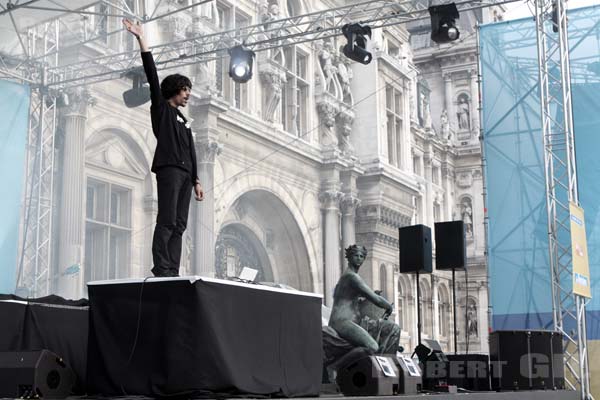 MR NO - 2010-08-14 - PARIS - Parvis de l'Hotel de Ville - 